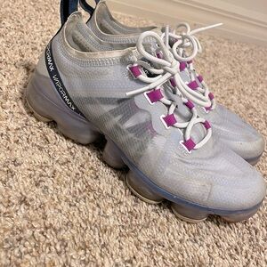Women’s vapor max air purple
Size 6
Good used condition